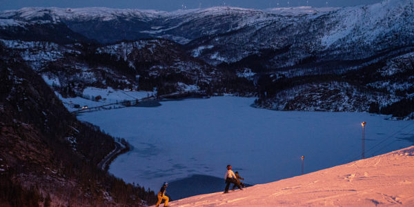 Bjørnestad skisenter i Sirdal får nye eiere. Skisenteret har vært stengt siden 2018.

Livar Gauksås (skjegg) og Torger Gimre overtar skitrekket. Gauksås går inn i rollen som daglig leder, mens Gimre blir styreleder.