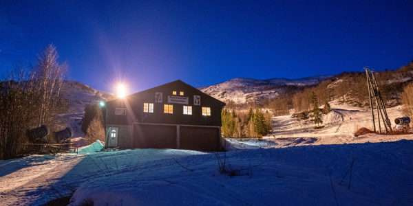 Bjørnestad skisenter i Sirdal får nye eiere. Skisenteret har vært stengt siden 2018.

Livar Gauksås (skjegg) og Torger Gimre overtar skitrekket. Gauksås går inn i rollen som daglig leder, mens Gimre blir styreleder.